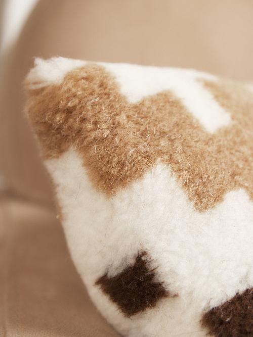 Подушка декоративная меховая из верблюжьей шерсти, рисунок Зигзаг 