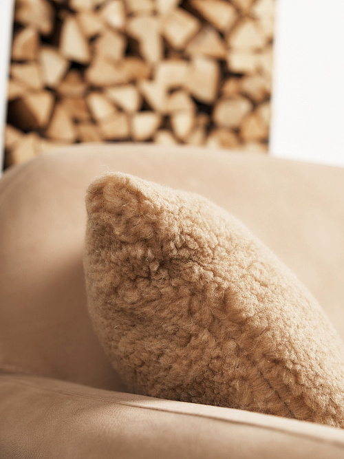 Подушка декоративная меховая из верблюжьей шерсти однотонная 