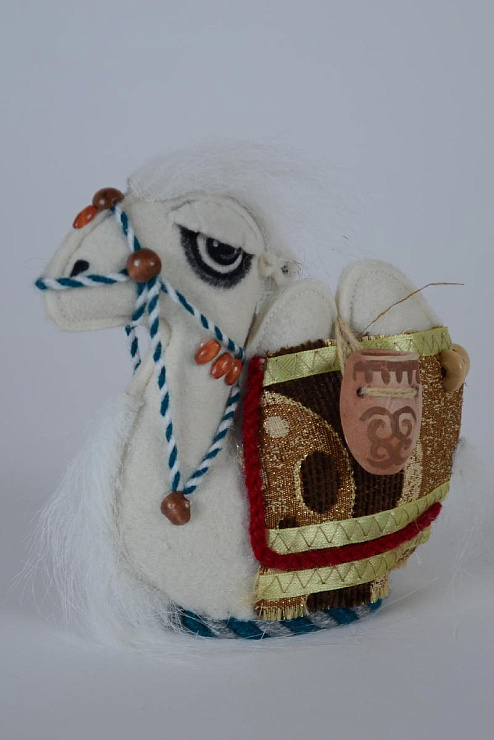 Верблюжонок из войлока с кувшинами 